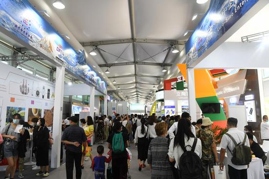 2020年9月9日，人们在中国首都北京参观2020年中国国际服务贸易展览会的国家，省，地区和城市的特别区域。（新华网/卢鹏）