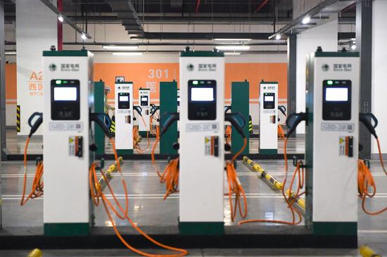 2020年5月16日拍摄的照片显示了中国首都北京五棵松体育中心地下停车场新开业的电动汽车充电站的充电点。 （新华社/鞠焕宗）