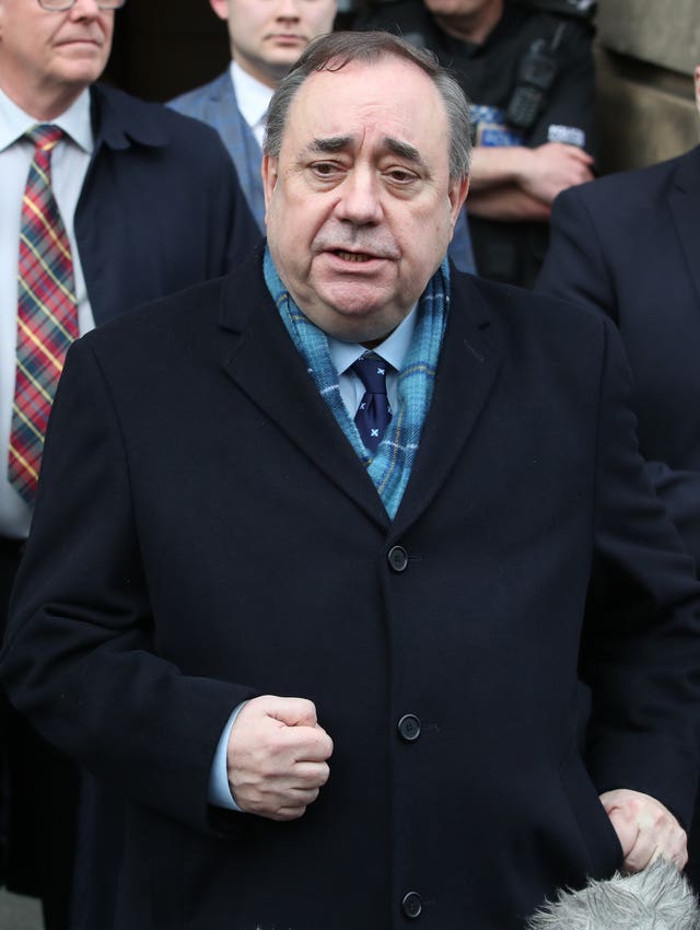 Alex Salmond等。 站在穿着西装和领带的男人旁边：亚历克斯·萨尔蒙德（Alex Salmond）定于周三在Holyrood委员会出庭（Jane Barlow / PA）
