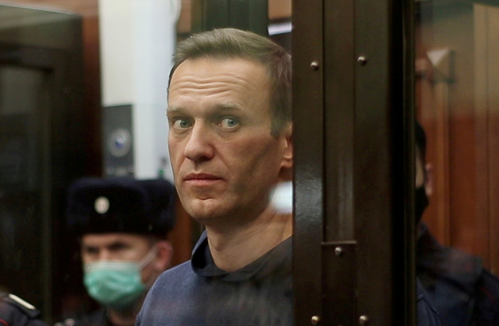阿列克谢·纳瓦尼（Alexei Navalny）站在镜子前对着镜头摆姿势：文件图片：俄罗斯反对派领袖纳瓦尼在莫斯科出席法院听证会